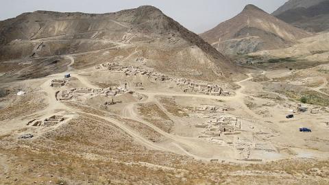 B. Panorama view of the excavation site at Mes Aynak (40 km south east of Kabul, Logar province, Afghanistan). (© Anna Filigenzi)